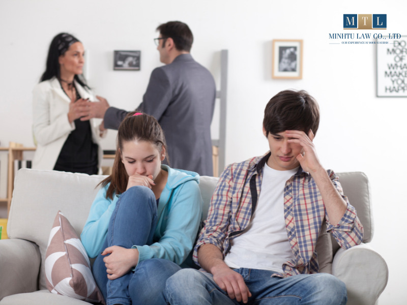Bố mẹ ly hôn con trên 18 tuổi có được chia tài sản không