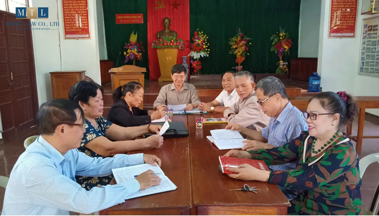 Khi xảy ra tranh chấp đất không có Sổ đỏ, việc giải quyết cần tuân thủ đúng quy trình pháp lý theo Luật Đất đai 2024, đảm bảo quyền và lợi ích hợp pháp của các bên liên quan.