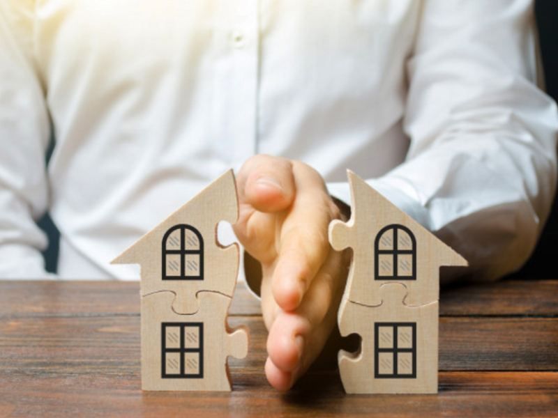 Phải tiến hành thực hiện thủ tục công chứng văn bản thỏa thuận hoặc văn bản khai nhậndi sản thừa kế
