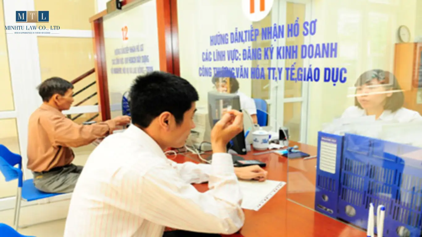 Cá nhân kinh doanh bất động sản phải tuân thủ các nguyên tắc quy định tại Điều 4 Luật Kinh doanh bất động sản 2023:Công khai, minh bạch; tự do thỏa thuận trên cơ sở tôn trọng quyền và lợi ích hợp pháp của các bên thông qua hợp đồng, không vi phạm điều cấm của luật.
Bất động sản, dự án bất động sản đưa vào kinh doanh phải đáp ứng các điều kiện theo quy định của Luật này.
Tổ chức, cá nhân được kinh doanh bất động sản ngoài phạm vi khu vực bảo vệ theo quy định của pháp luật về quốc phòng, an ninh.