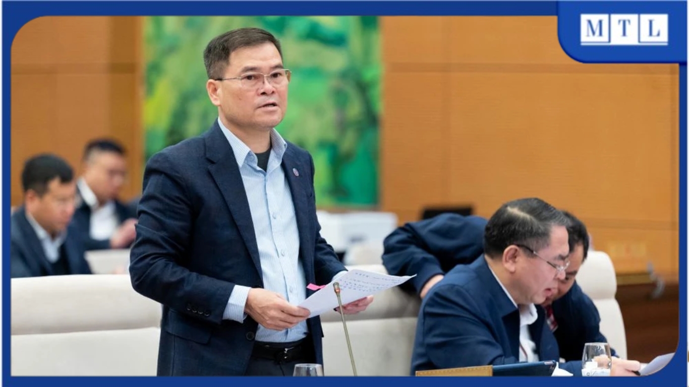 Thứ trưởng Bùi Văn Khắng trình bày tờ trình việc giảm tiền thuê đất. Ảnh: QH