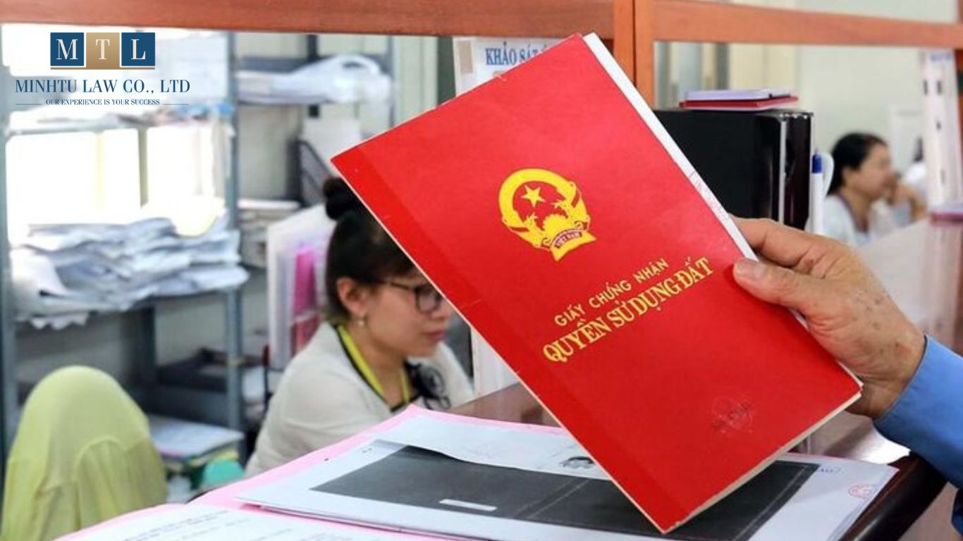 Để thực hiện việc đính chính thông tin địa giới hành chính trên Giấy chứng nhận quyền sử dụng đất (sổ đỏ) sau sáp nhập tỉnh, thành, người dân cần chuẩn bị bộ hồ sơ đầy đủ theo quy định pháp luật hiện hành.