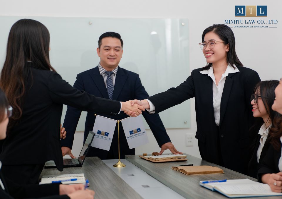 Luật Minh Tú cung cấp dịch vụ pháp lý chuyên nghiệp thực hiện thủ  tục sang tên Sổ đỏ 