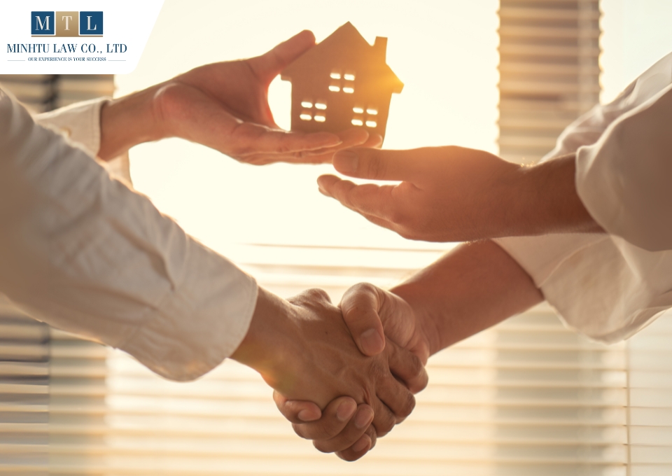 Tặng cho nhà đất là chuyển giao quyền sở hữu, sử dụng nhà đất mà không yêu cầu đền bù