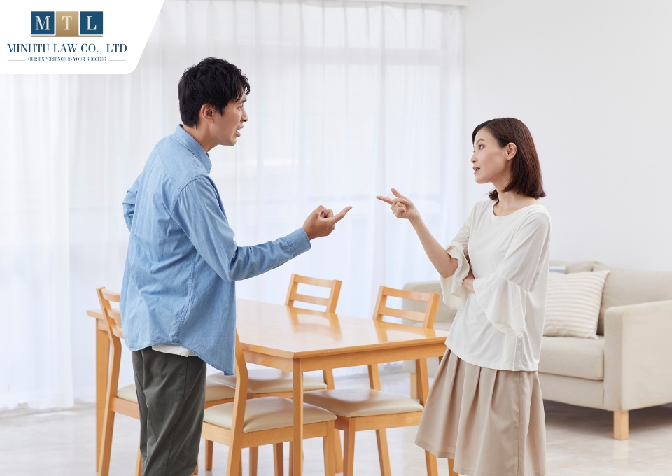 Ly hôn là việc chấm dứt quan hệ vợ chồng theo quyết định của Tòa án