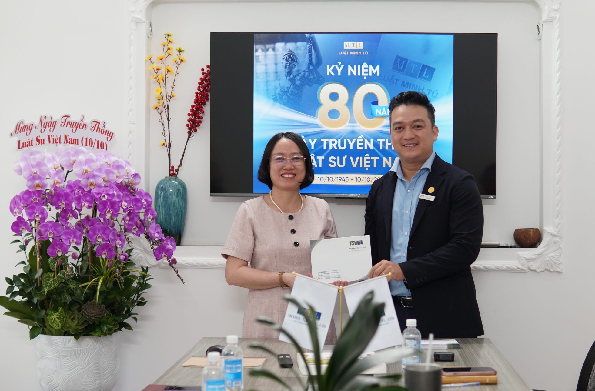 Tổng Giám đốc – Thạc sĩ Luật Võ Hồng Tú cùng Nguyên Thẩm phán - Cố vấn cấp cao tại Luật Minh Tú - Lê Thị Đào