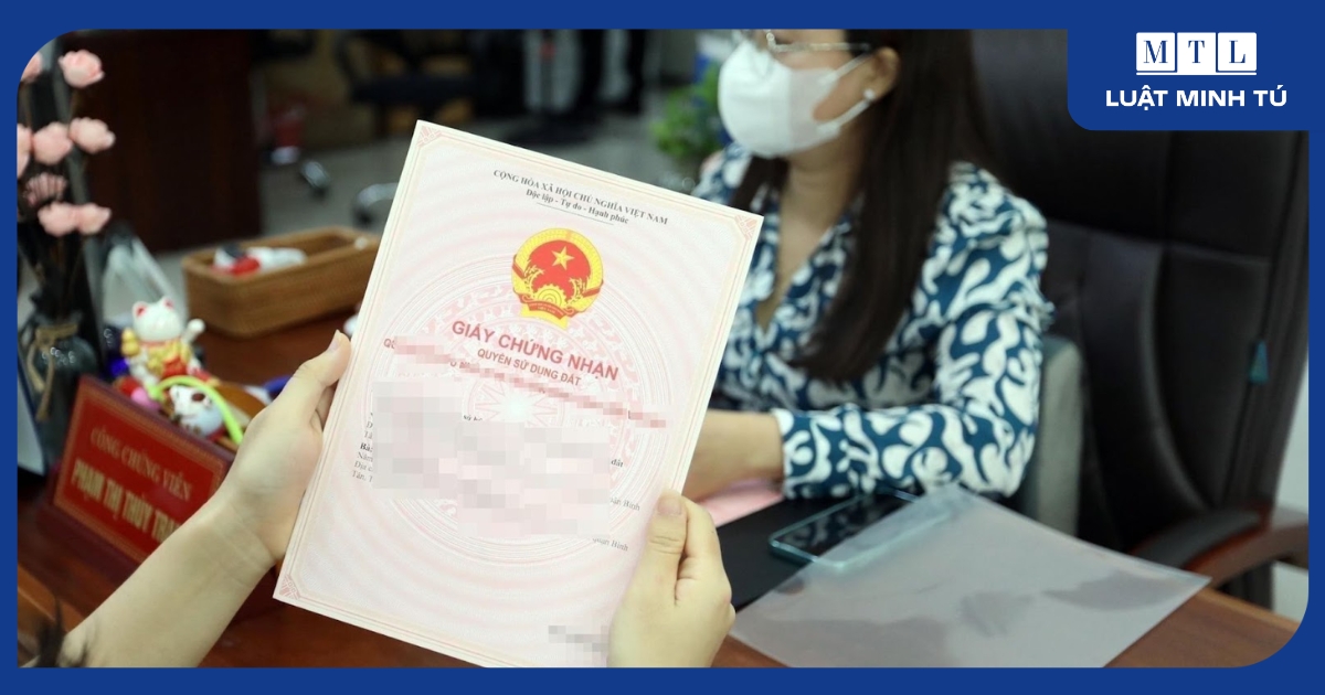 UBND cấp xã sẽ có trách nhiệm làm thủ tục cấp lại sổ đỏ bị lũ cuốn cho người dân