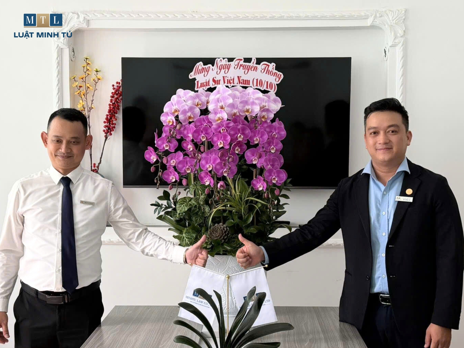 Ông Võ Hồng Tú - Tổng Giám đốc công ty Luật TNHH Minh Tú và ông Đặng Thái Dương - Giám đốc Ngân hàng VIB chi nhánh Huỳnh Thúc Kháng trong buổi ký kết Thỏa thuận Hợp tác Chiến lược.