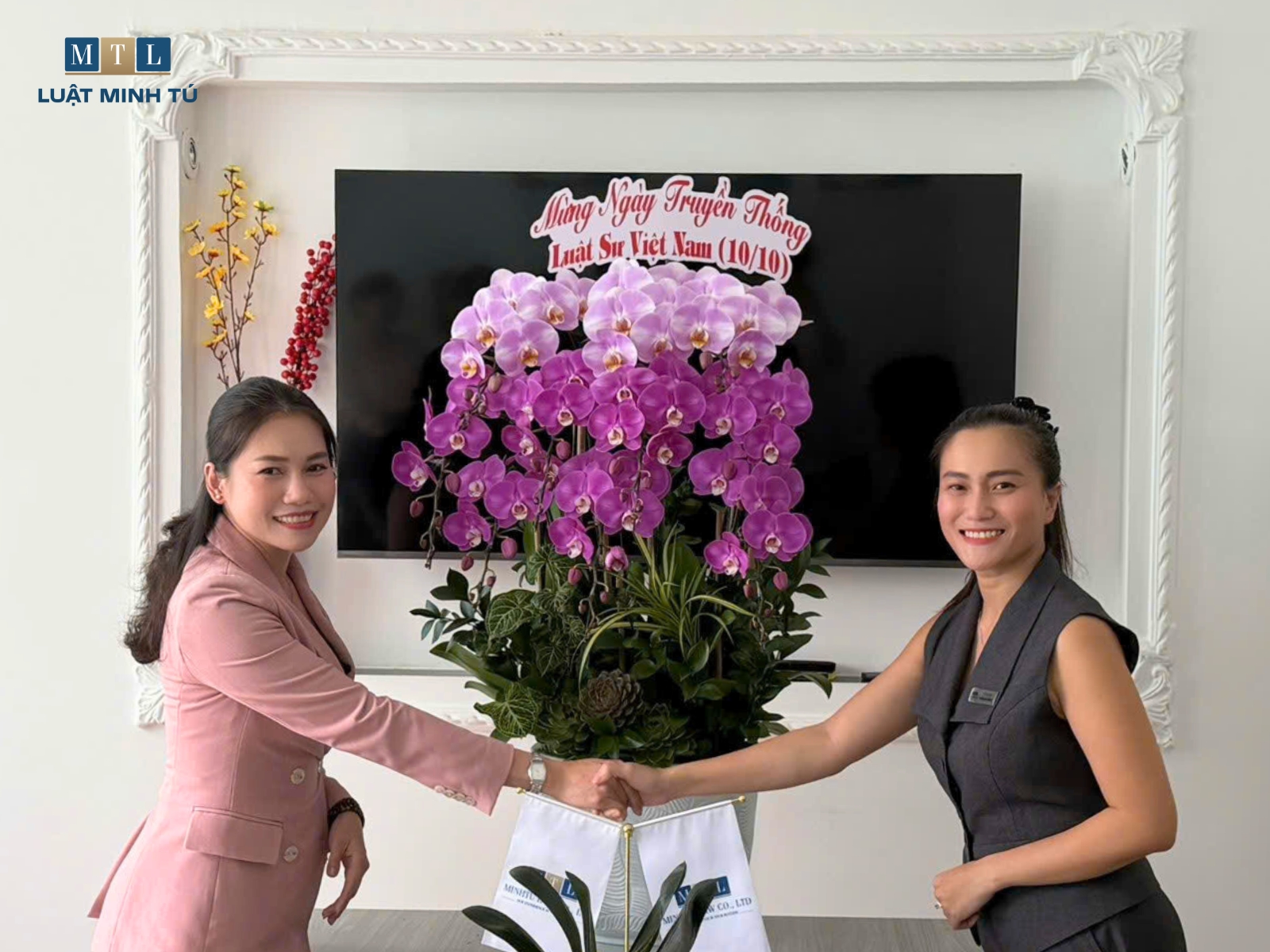 Bà Đỗ Thị Thùy Trang - Giám đốc quản lý khách hàng cao cấp ngân hàng VIB - chi nhánh Huỳnh Thúc Kháng và bà Trần Thị Hồng - Giám đốc Vận hành Luật Minh Tú