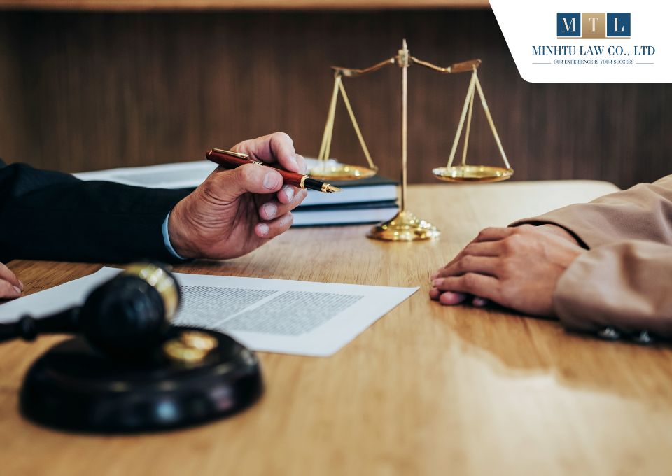 Pháp luật Việt Nam đã có những quy định cụ thể để xử lý các trường hợp vắng mặt khi ly hôn