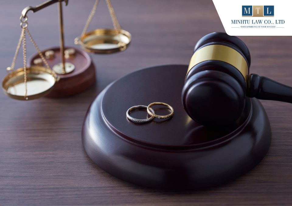 Vắng mặt khi ly hôn thường được xét đến trong thủ tục ly hôn đơn phương